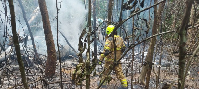Governo do Acre intensifica ações de resgate e contenção a incêndio florestal em local de acidente com aeronave
