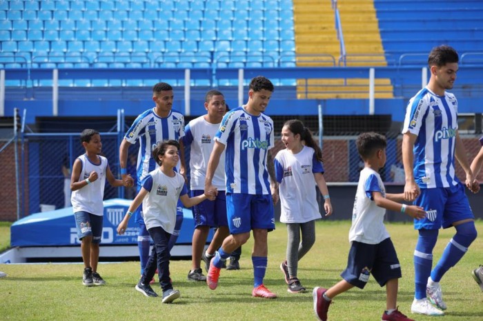 Defensoria Pública do Estado leva 64 crianças e adolescentes para assistir Avaí X Barra F.C. na Ressacada