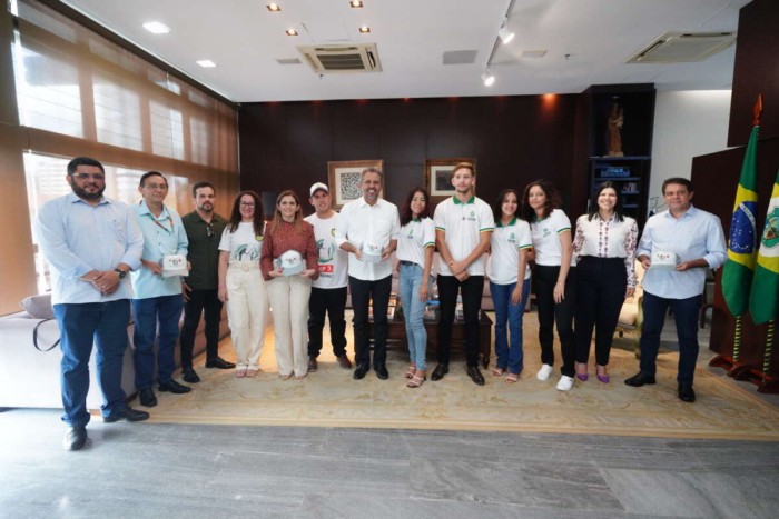 Governador Elmano de Freitas recebe estudantes e representantes de escola cearense classificada entre as três melhores do mundo