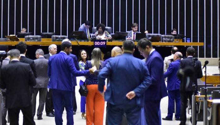 Parlamentares analisam pedidos de urgência na sessão do Plenário desta segunda-feira - (Foto: Zeca Ribeiro/Câmara dos Deputados)