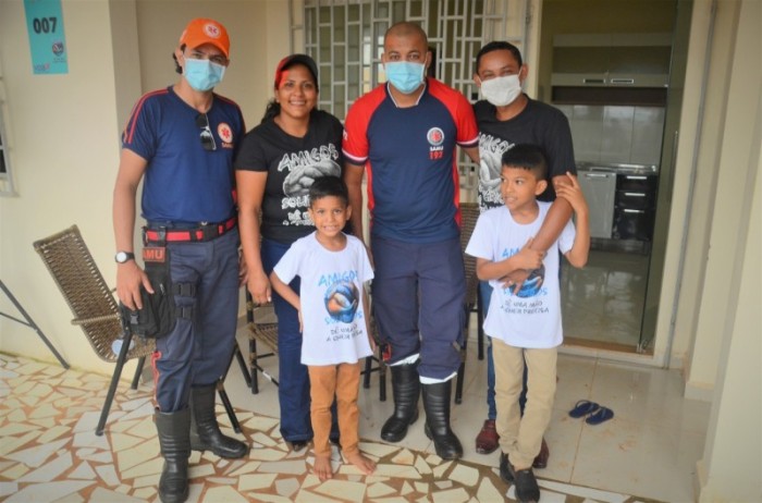 Socorrista do Samu é homenageado por família de menino que caiu em tacho de leite em Capixaba