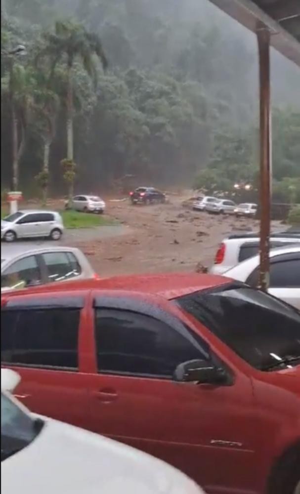 Chuva alaga ruas de Teresópolis; sirenes foram acionadas