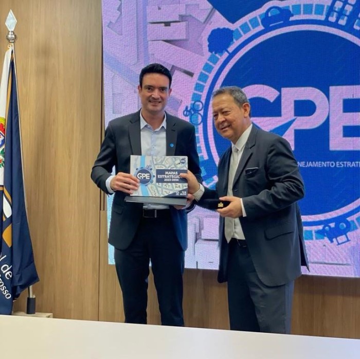 Prefeito Leonardo Bortolin recebe prêmio por excelência em gestão