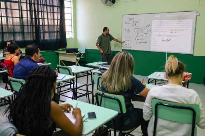 Estudantes do ensino médio em sala de aula - (Foto: Gustavo Mansur/Prefeitura de Pelotas-RS)