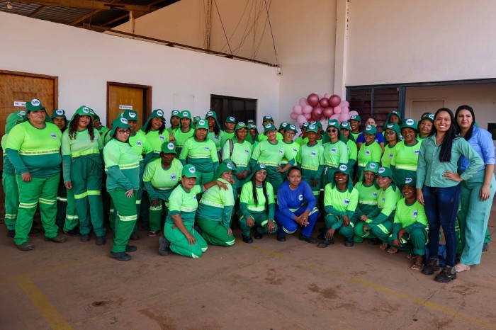 Mulheres da limpeza urbana participam de palestra educativa sobre câncer de mama