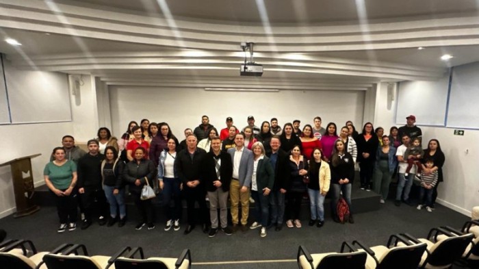 Integrantes das 32 famílias que serão beneficiadas pelo A Casa É Sua em Farroupilha participaram da assinatura do convênio -Foto: Árima Stock/Ascom Sehab