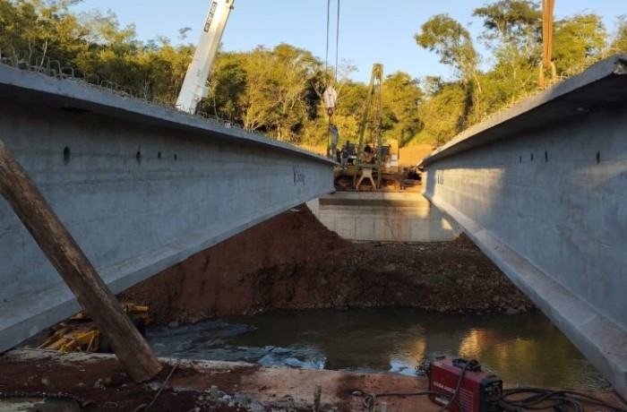 Construção de ponte entre Ponta Porã e Laguna Carapã avança com aplicação de vigas