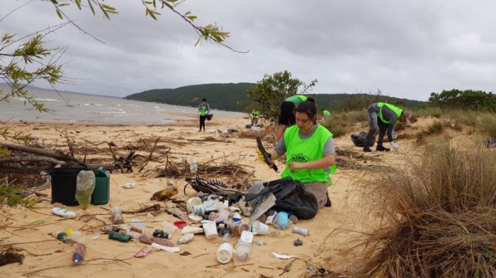 A coleta de lixo no Parque de Itapuã é uma das ações de educação ambiental que serão realizadas de outubro e março de 2024 -Foto: Felipe Martins/Ascom Sema