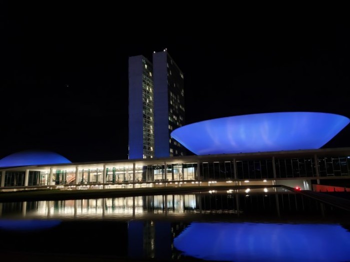Congresso Nacional recebe iluminação especial na campanha Novembro Azul - (Foto: Pierre Triboli/Câmara dos Deputados)