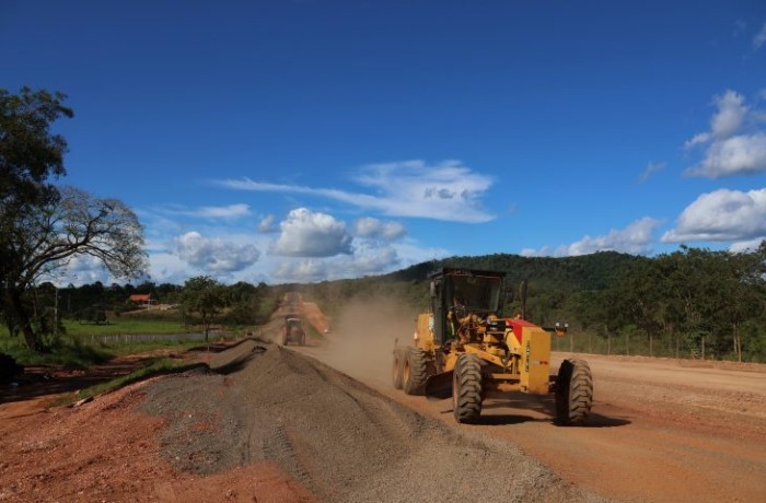 Com quatro frentes de trabalho, pavimentação da “Estrada 21” agrada moradores e leva esperança