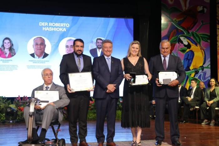 Deputado Hashioka homenageia novos sul-mato-grossenses com título e comenda do mérito