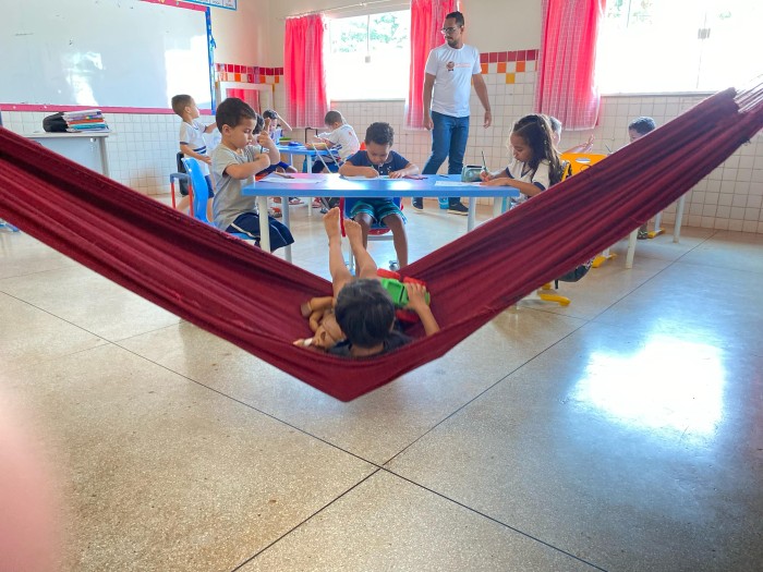 Escola de Buritirana usa criatividade para incluir aluno autista não verbal nas atividades da sala