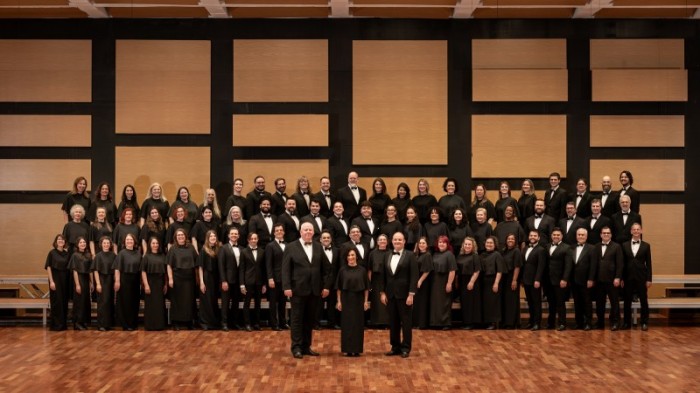 Coro Sinfônico da Ospa estará sob regência do maestro Manfredo Schmiedt (à frente, à esq.) -Foto: Leandro Rodrigues/Divulgação Ospa