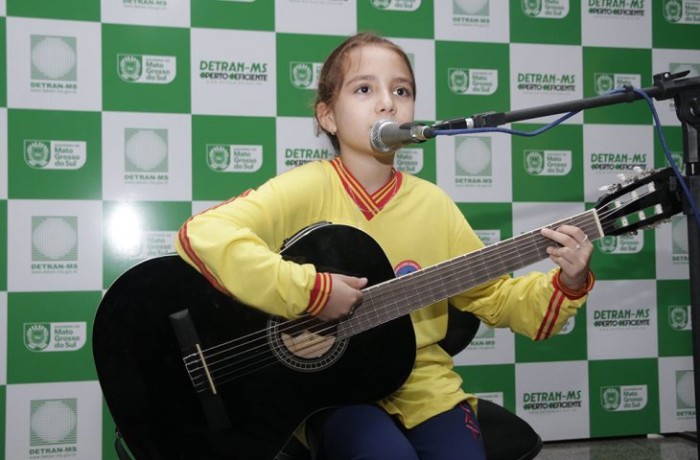 Vencedora da melhor canção de trânsito do Fesmorena visita Detran e recebe troféu