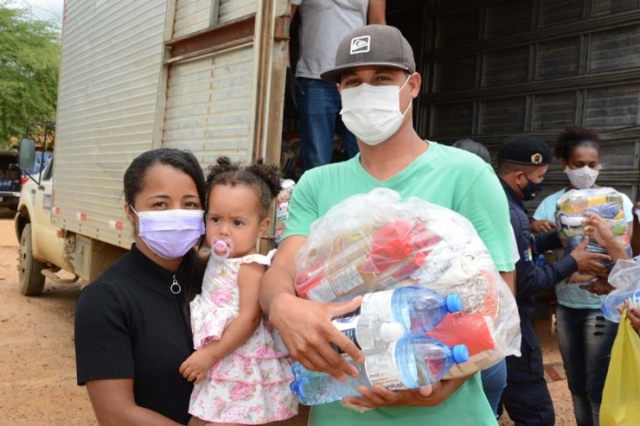 Prefeitura entrega 170 cestas básicas e 2,5 toneladas de donativos à comunidade quilombola de Laranjeiras