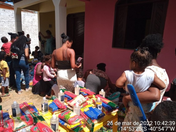 Prefeitura entrega kits de alimentos e roupas a moradores do Simão e Campinhos