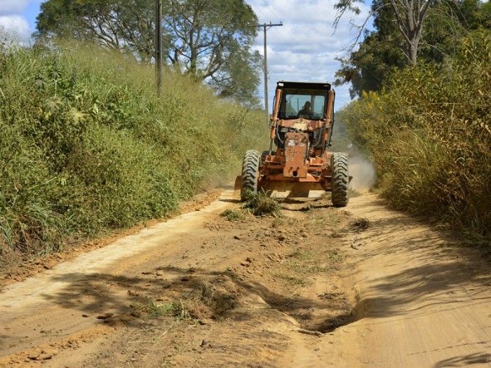Prefeitura recupera estradas no povoado São Domingos, região da Estiva