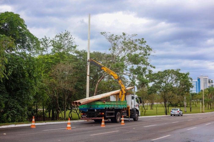 Peças natalinas recebem manutenção para encantar a temporada festiva da Capital