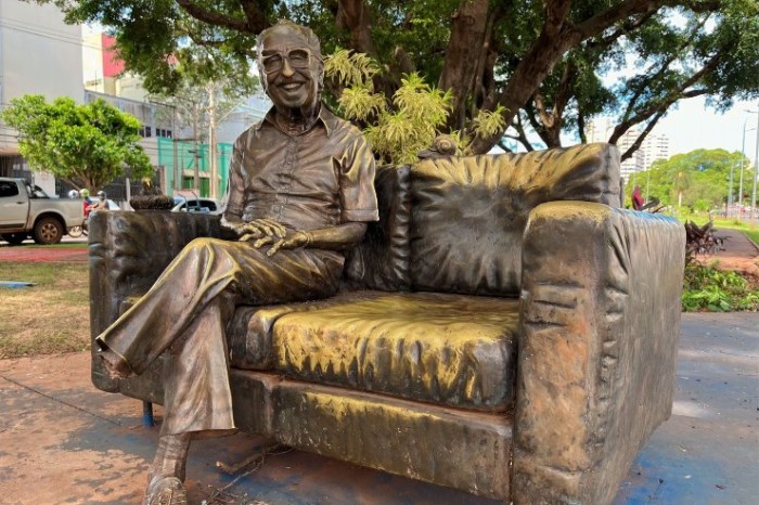 Coronel David pede restauração da estátua de Manoel de Barros, vandalizada em 2021