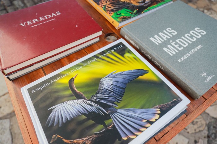 - Araquém Alcântara já publicou mais de 50 livros com imagens dos biomas e da população brasileira. (Foto: Rodrigo Ribeiro).