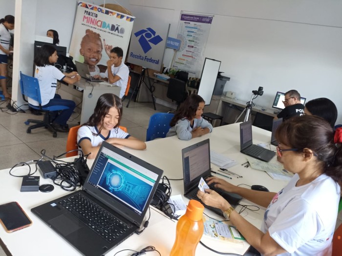 Escola Municipal Paulo Freire recebe projeto Mini Cidadão que emite documentos pessoais para alunos