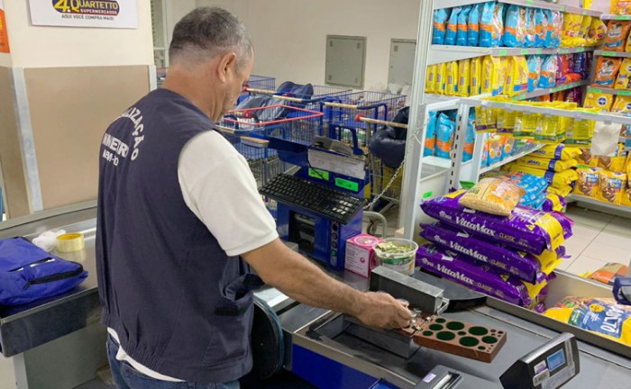 Agência de Metrologia fiscaliza balanças comerciais no interior do Estado e dá dicas para a população sobre o instrumento de peso