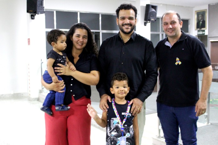PREFEITURA DE GUAÇUÍ REALIZA ENTREGA DE CORDÕES DE IDENTIFICAÇÃO PARA CRIANÇAS AUTISTAS