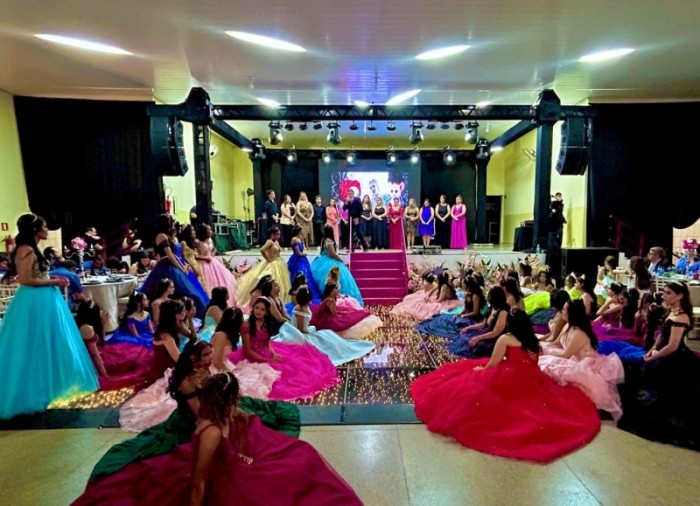Baile das Debutantes celebra transição para a vida adulta com glamour e...