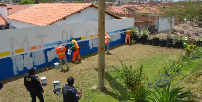 Prefeitura promove operação de limpeza de muros de escolas alvo de pichação