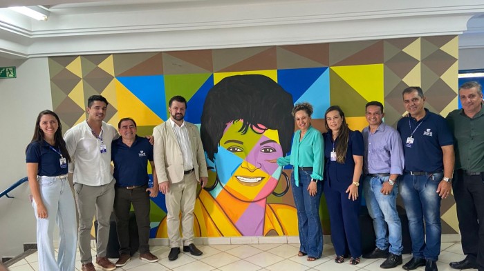 Primeira presidente da UnirG recebe homenagem em hall na Fundação UnirG