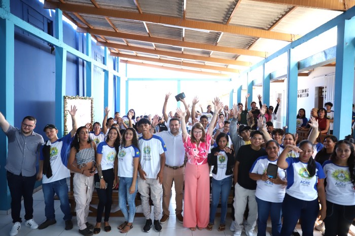 Educação do Acre entrega tablets e laboratórios para o Centro de Jovens e Adultos