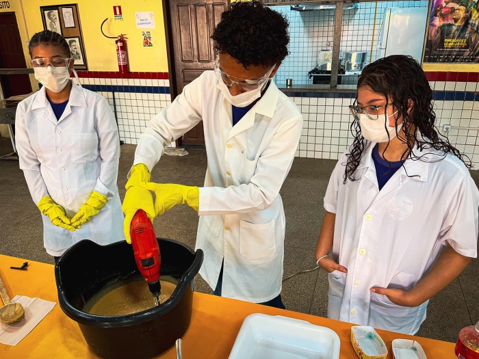 - Centro Educa Mais Força Aérea Brasileira promove oficina para reutilização do óleo de cozinha (Foto: Luan Julio).