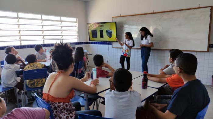 Estudantes do curso técnico da ECIT em Juazeirinho ministram aulas de informática para alunos de escola municipal