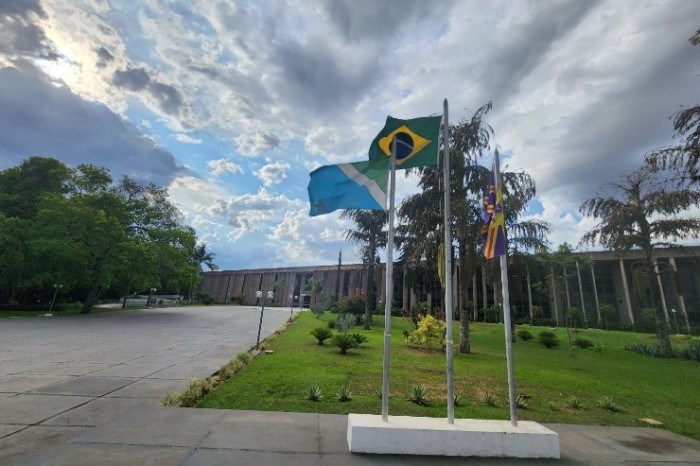 Assembleia Legislativa de Mato Grosso do Sul; em 1993, Parlamento aprovou lei para ajudar a aprofundar o debate sobre o plebiscito