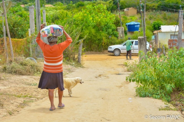 Distribuição de cestas básicas e donativos feita pela Prefeitura chega aos moradores do povado de Poço Verde