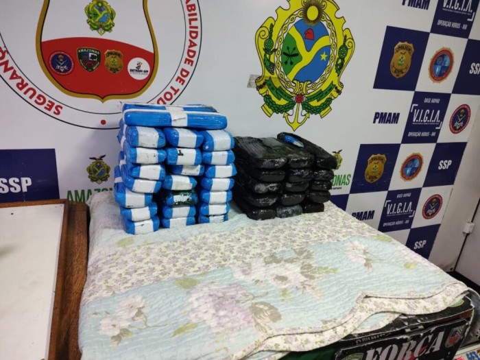 Base Arpão: Com apoio do cão de faro para narcótico, polícia apreende 40kg de pasta-base de cocaína em mesas de marcenaria em Coari
