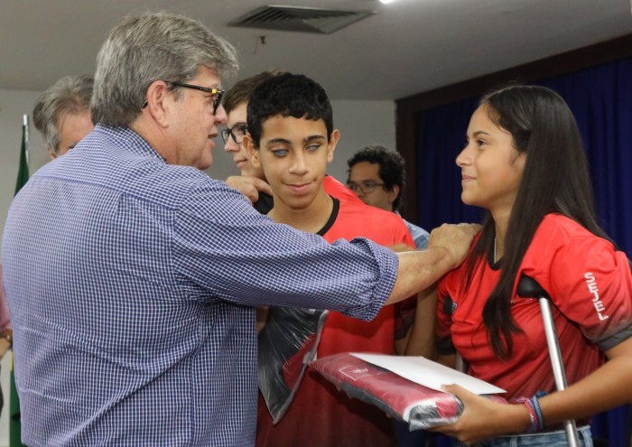 João Azevêdo entrega uniformes esportivos e passagens aéreas a paratletas que irão disputar Paralimpíadas Escolares em São Paulo