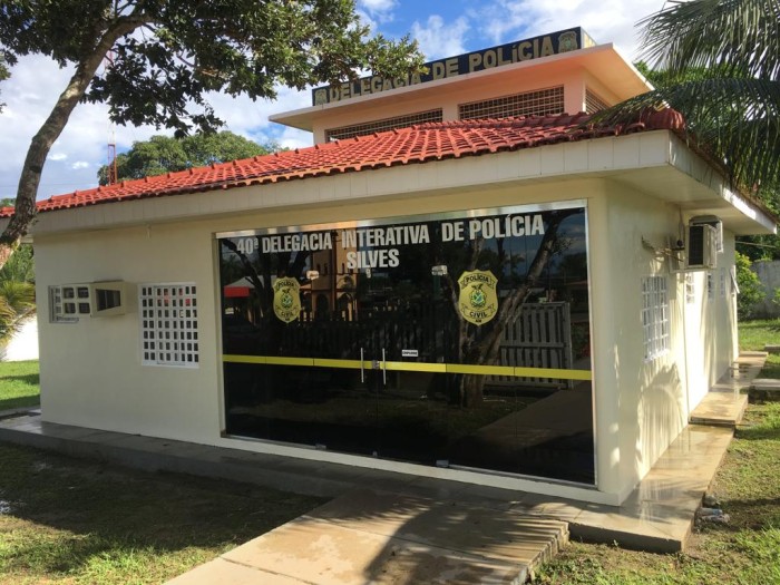 Durante Operação Silves Segura, mulher é presa vendendo drogas na presença dos filhos