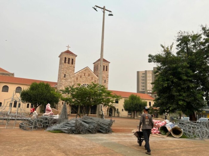 Decoração do Dourados Brilha começa a chegar na Praça Antônio João
