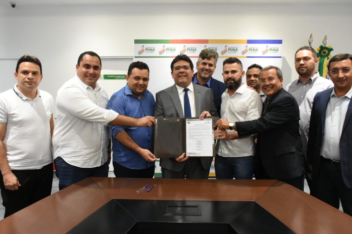 Governador assina ordem de serviço para recuperação de rodovia que liga Caridade à Jacobina do Piauí 