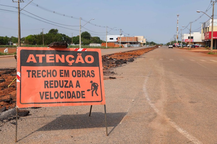 Com estacionamentos asfaltados, avança recorte de canteiro central da Avenida LO-9