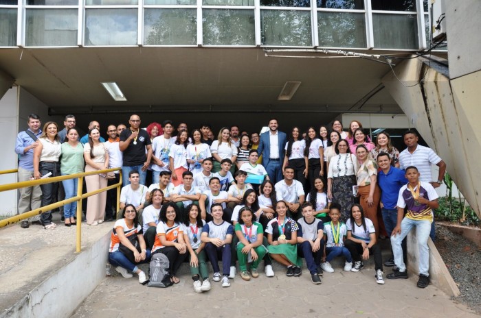 Secretário da Educação recebe medalhistas das olimpíadas nacionais de conhecimento