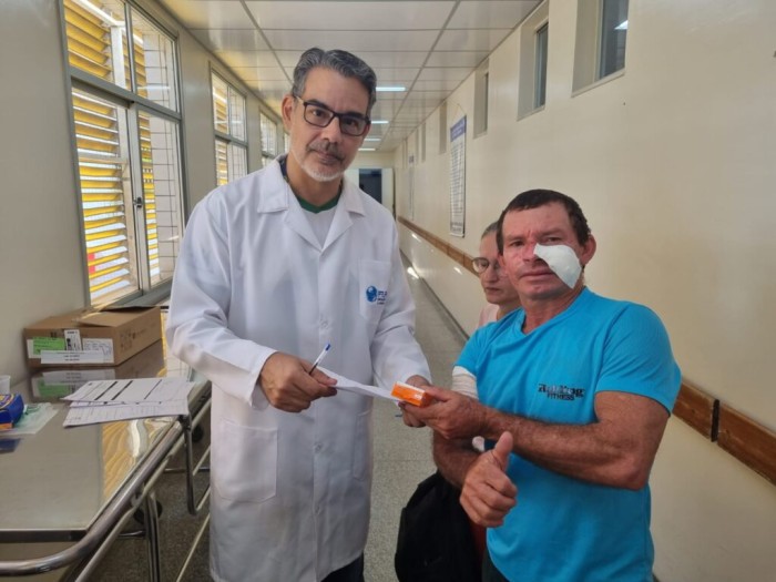 FOTO: Arnoldo Santos (FUHAM) – Sebastião Barroso, agricultor de Anori, recebendo medicação após cirurgia