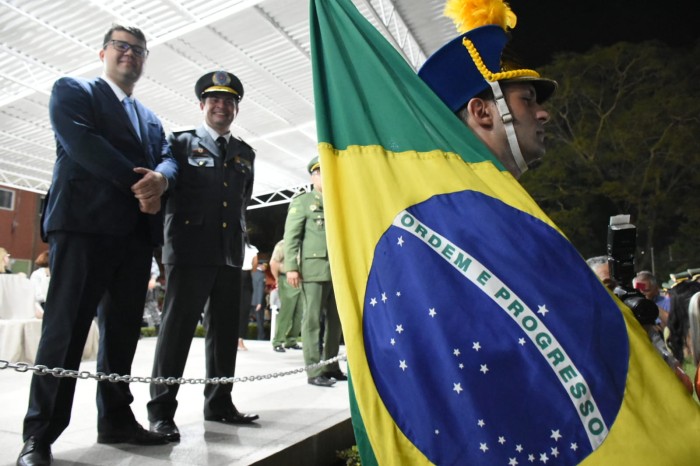 Polícia Militar realiza solenidade alusiva ao Dia da Bandeira e promove mais de 50 oficiais e praças.