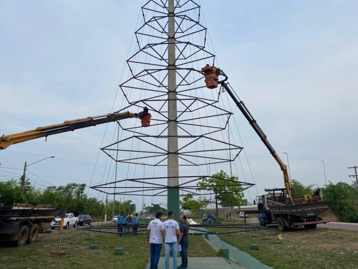 Cidade: Montagem da árvore natal gigante gera expectativa entre a população