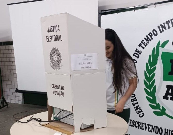 Estudantes votam para escolher seus representantes no Parlamento do Futuro