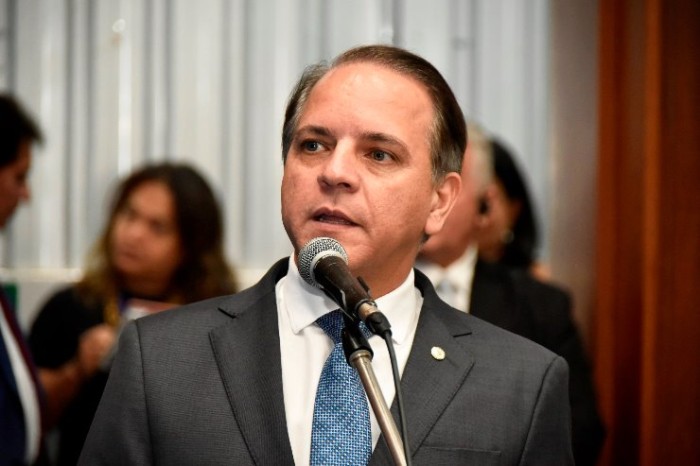 Deputado Coronel David durante sessão no plenário; parlamentar é o autor da proposta