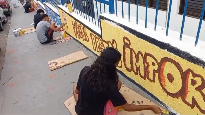 - Estudantes do CE Jackson Lago realizam, no muro da escola, a arte do grafite pelo combate ao racismo (Foto: Divulgação)