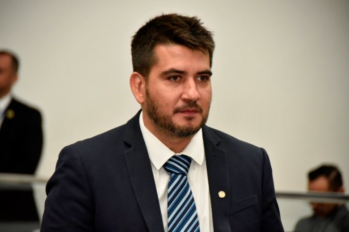 Deputado Rafael Tavares durante a sessão plenária desta quarta-feira; parlamentar é o autor do projeto
