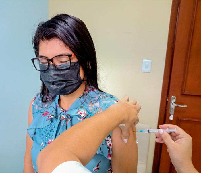 Fundhacre oferece vacinação ao servidores do Hospital do Idoso